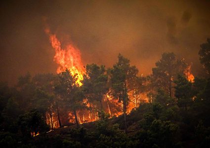 اليونان.. إجلاء 30 ألف شخص عن جزيرة رودوس جراء حرائق الغابات