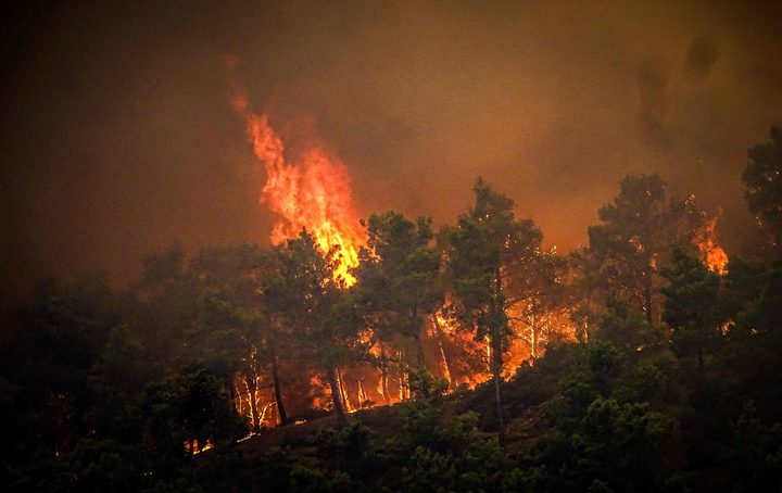 اليونان.. إجلاء 30 ألف شخص عن جزيرة رودوس جراء حرائق الغابات