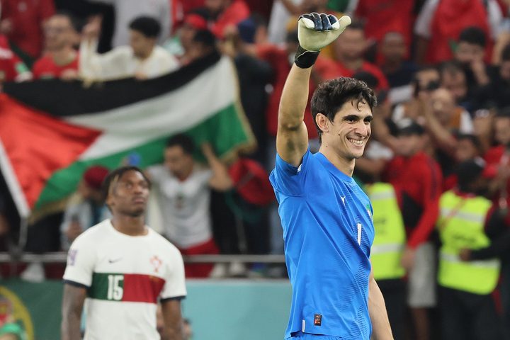نجم المنتخب المغربي بونو يقترب من الانتقال إلى واحد من أكبر أندية أوروبا