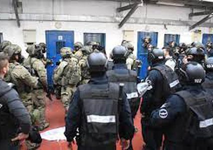 أسرى "الجهاد" يعتصمون في ساحات سجن "النقب"