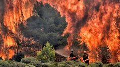 استمرار جهود فرق الإطفاء في اليونان وتركيا للسيطرة على حرائق الغابات