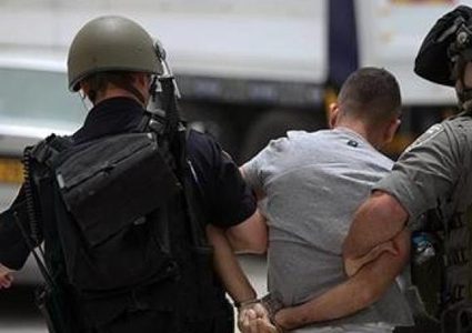 الاحتلال يحتجز شابا من مخيم جنين على حاجز زعترة العسكري