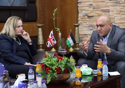 محافظ جنين يطلع القنصل البريطاني على أوضاع المحافظة وحجم الدمار في جنين