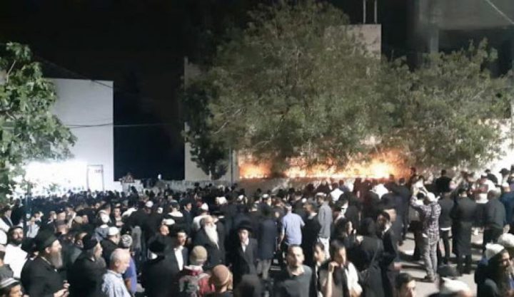 مستوطنون يتجمعون على مدخل ديراستيا غرب سلفيت
