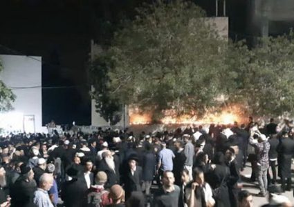 مستوطنون يتجمعون على مدخل ديراستيا غرب سلفيت