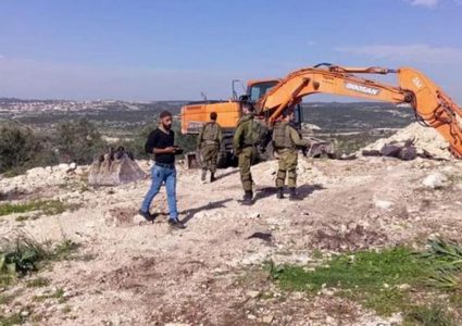 الاحتلال يردم نبعات مياه ويجرف أراضي زراعية جنوب الخليل