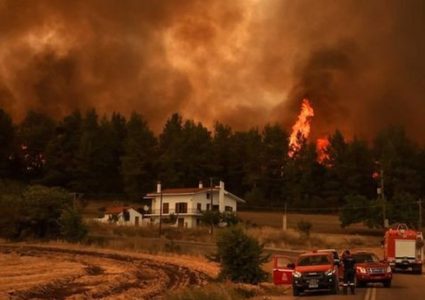 مصرع ثلاثة أشخاص جراء حرائق الغابات في اليونان