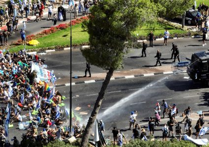 مختص: العناوين العبرية تتناول التعديلات القضائية والاقتصاد والمسجد الأقصى