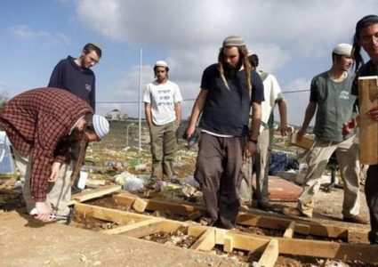 مستوطنون يقتلعون خياما للمواطنين شرق يطا جنوب الخليل