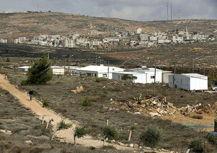 مستوطنون يقيمون بؤرة على اراضي قرية حارس ويسرقون أغناما في سرطة