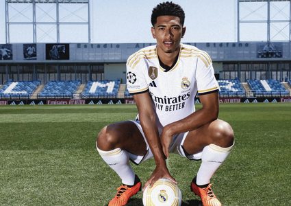 بيلينجهام يسجل أول أهدافه مع الريال ويقوده للفوز على اليونايتد