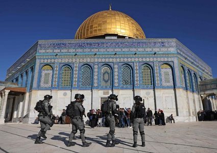 قوات الاحتلال تقتحم مصلى قبة الصخرة وتستولي على مفاتيحه