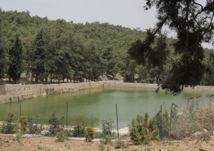 مواطنون يؤدون صلاة الجمعة في منطقة برك سليمان جنوب بيت لحم