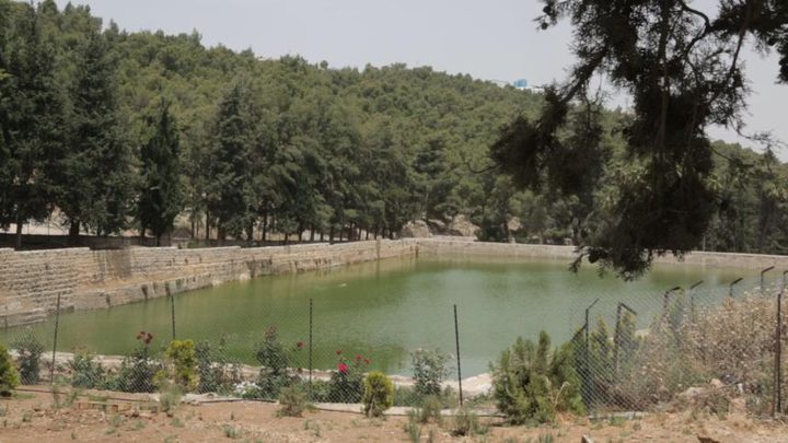 مواطنون يؤدون صلاة الجمعة في منطقة برك سليمان جنوب بيت لحم