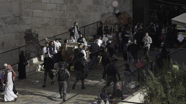 مستوطنون يقتحمون باب العمود والاحتلال يعتقل مواطنا