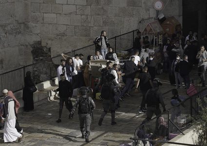 مستوطنون يقتحمون باب العمود والاحتلال يعتقل مواطنا