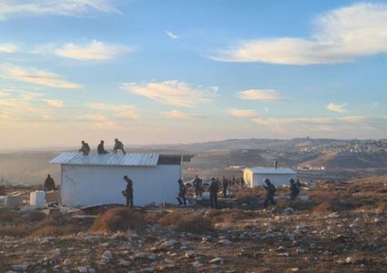 المستوطنون يوسعون البؤرة الاستيطانية في عين شبلي بالاغوار