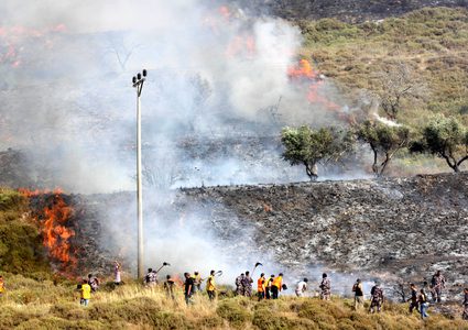 مستوطنون يضرمون النار في أراضي عينابوس جنوب نابلس