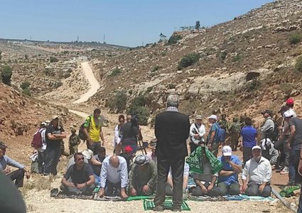 دير استيا : مواطنون يؤدون صلاة الجمعة على الأراضي المهددة بالمصادرة