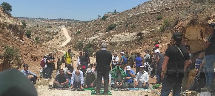 دير استيا : مواطنون يؤدون صلاة الجمعة على الأراضي المهددة بالمصادرة