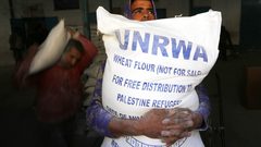 أبو حسنة: قطاع غزة سيواجه "مجاعة حقيقية" والموظفين قد لا يتلقوا رواتبهم