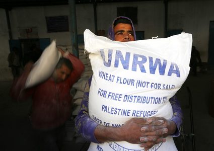 أبو حسنة: قطاع غزة سيواجه "مجاعة حقيقية" والموظفين قد لا يتلقوا رواتبهم