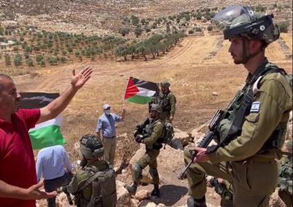 الاحتلال يخطر بهدم 8 منازل وبركتين زراعيتين في فروش بيت دجن