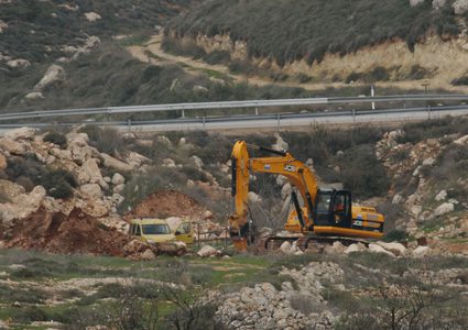 مستوطنون يجرفون أراضي جنوب نابلس