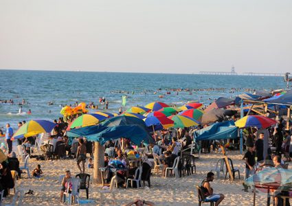 بلدية الاحتلال تحذر من السباحة في بحر غزة