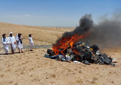 طالبان تحرق آلات موسيقية لانها تؤدي الى الفساد الأخلاقي