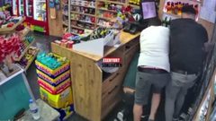 أتراك يقتلون سورياً وعاملين معه في محل بقالة