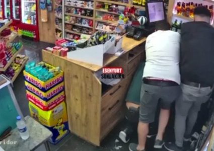 أتراك يقتلون سورياً وعاملين معه في محل بقالة