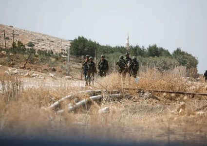 مستوطنون يسيجون أراضي في الأغوار الشمالية تمهيداً للاستيلاء عليها