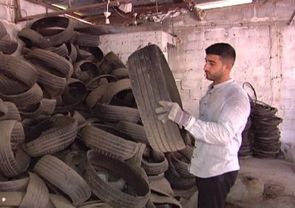 شاب يحول الإطارات التالفة إلى أدوات صديقة للبيئة في غزة