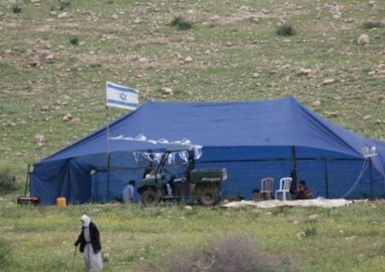 مستوطنون ينصبون خياما على أراضي المواطنين شمال الخليل