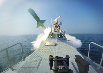 إيران تكشف عن سفن مزودة بصواريخ يصل مداها إلى 600 كيلومتر