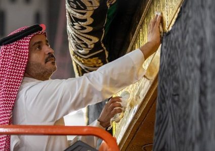 غسل الكعبة المشرفة بخليط ماء زمزم والورد