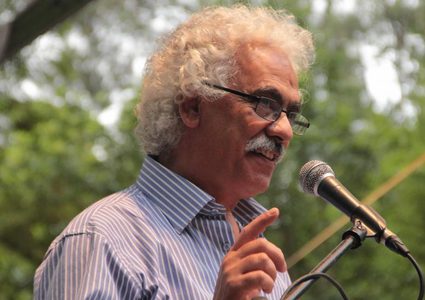 وفاة الأديب والشاعر زكريا محمد عن 73 عاما