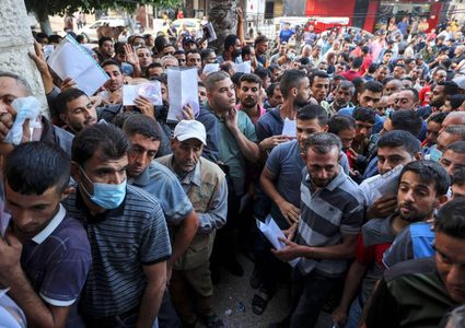 "إسرائيل" تفكر في زيادة عدد العمال الغزيين المسموح لهم بالعمل في مناطقها