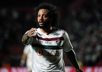 مارسيلو يتسبب في إصابة مروعة للاعب منافس ويغادر الملعب باكيا