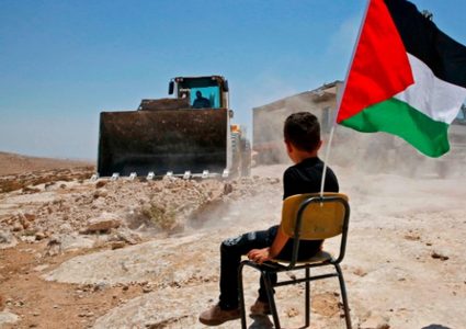 مستوطنون ينصبون خيمة ويعتدون على الأهالي في مسافر يطا