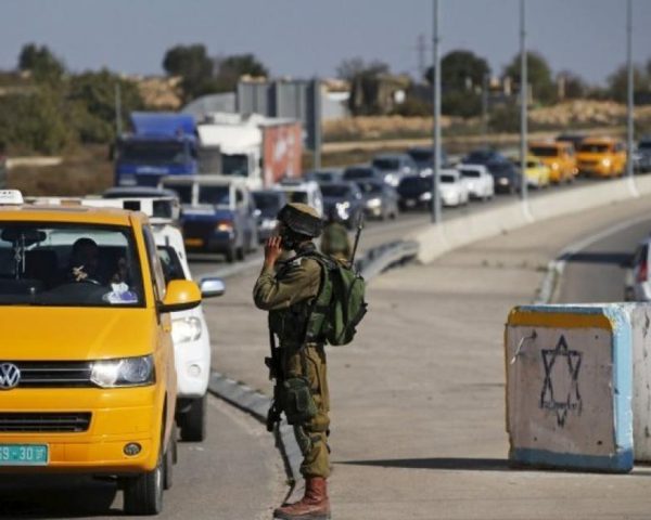 الاحتلال يعيق حركة المواطنين جنوب جنين ويتسبب بأزمة مرورية