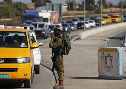 الاحتلال يعيق حركة المواطنين جنوب جنين ويتسبب بأزمة مرورية