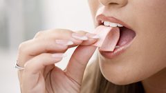 تحذيرات من مضغ العلكة: تسبب مخاطر صحية