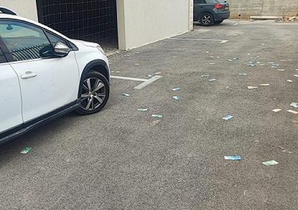 إلقاء 35 ألف شيكل من نوافذ منزل في شفاعمرو