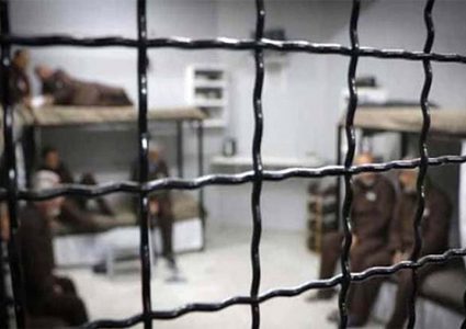 4  معتقلين إداريين في "نفحة" يواصلون إضرابهم