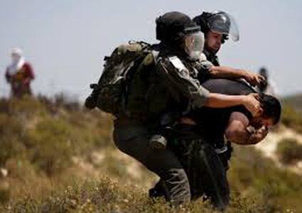 قوات الاحتلال تعتقل شابا من العيزرية