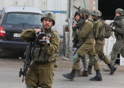 القدس: الاحتلال يعتقل مواطنين بلدة بدو