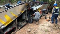 18 قتيلاً إثر سقوط حافلة في وادٍ شمال شرق المكسيك