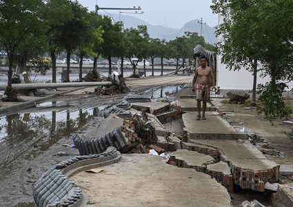 فيضانات توقع 10 قتلى على الأقل في منطقة متاخمة لبكين
